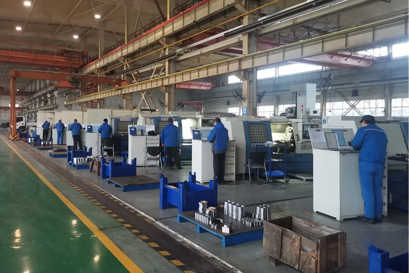3、機(jī)加工車間數(shù)控車床班組全體員工早早進(jìn)入工作狀態(tài).jpg